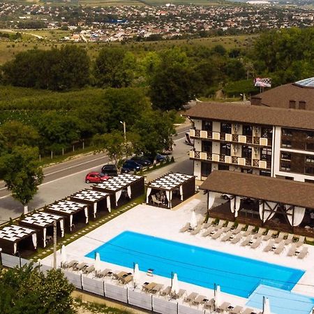Giowine Hotel & Restaurant Cricova Bagian luar foto