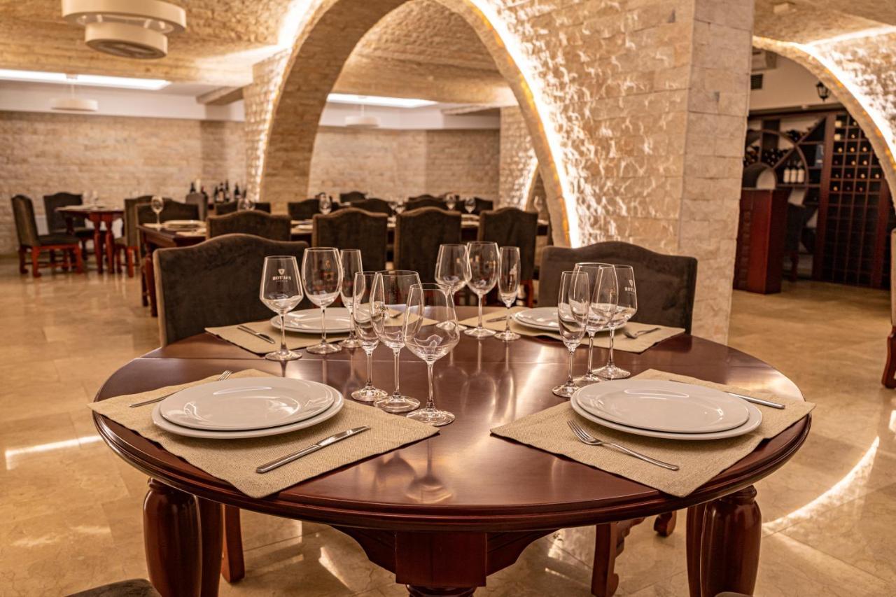 Giowine Hotel & Restaurant Cricova Bagian luar foto